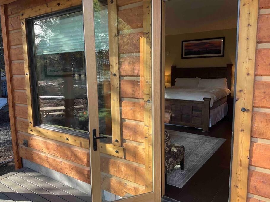 Beautiful Riverfront Near Mt Bachelor With Hot Tub 本德 外观 照片